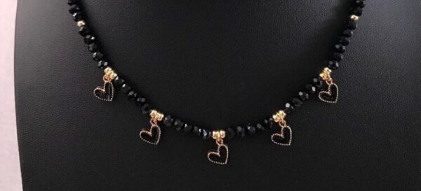 Collar de corazones negros