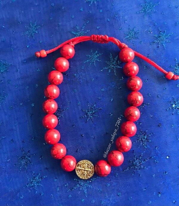 Pulsera Howlita roja y san Benito