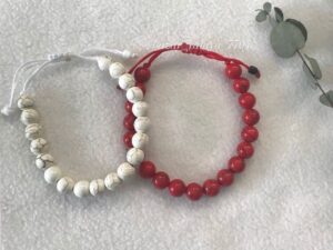 Pulseras de Howlita roja y blanca